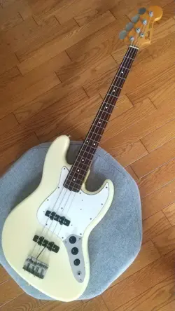 FENDER JAPAN JAZZ BASS WHITE ELECTRIC BASS GUITAR W/GIG BAG USED PRODUCT