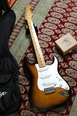 FENDER JAPAN STRATOCASTER SUNBURST W/ MONTY'S RETROWIND SET