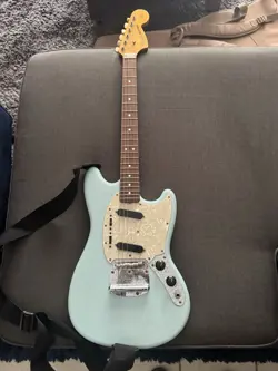 FENDER CLASSIC SERIES '65 MUSTANG DAPHNE BLUE