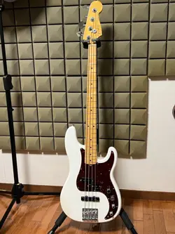 FENDER AMERICAN ULTRA PRECISION BASS ARCTIC PEARL WITH HARD CASE - USED