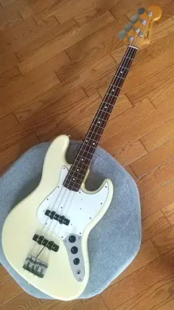 FENDER JAPAN JAZZ BASS WHITE W/GIG BAG FROM JAPAN