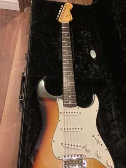 FENDER CUSTOM SHOP 62/63 STRATOCASTER JOURNEYMAN RELIC 3-COLOR SUNBURST