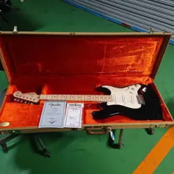 FENDER CUSTOM SHOP ERIC CLAPTON STRATOCASTER BLACK W/ HARD CASE