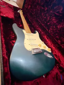 FENDER STRATOCASTER 1985