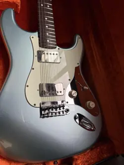 STRATOCASTER CUSTOM GUITAR