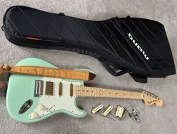 FENDER AMERICAN PERFORMER STRATOCASTER HSS MAPLE NECK SATIN SURF GREEN + CASE