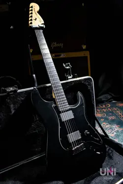 2010 ELECTRIC GUTIAR