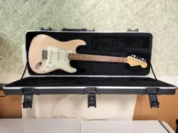 STANDARD STRATOCASTER 2013