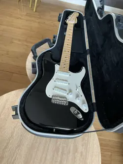 FENDER STRATOCASTER 
