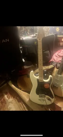 HARD ROCK CAFE WHITE FENDER GUITAR 