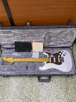 HSS STRATOCASTER ARCTIC