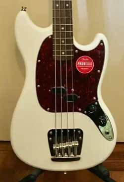 SQUIER BY FENDER CLASSIC VIBE 60S MUSTANG ELECTRIC BASS GUITAR IN OLYMPIC WHITE