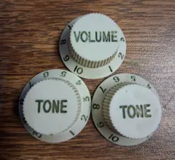 VINTAGE 1980'S FENDER STRATOCASTER 4-SPOKE KNOBS SET VOL TONE TONE MINT GREEN