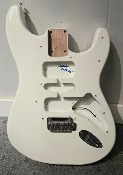 STRATOCASTER BODY 5 LBS 2OZS /OLYMPIC WHITE FENDER STRAT SPECS. 2 POINT BRIDGE