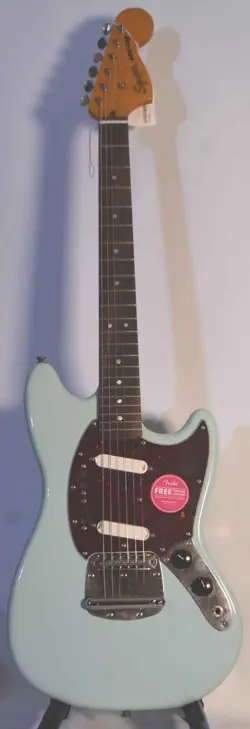 SQUIER MUSTANG BY FENDER CLASSIC VIBE GREAT CONDITION PROSETUP NEW CASE.