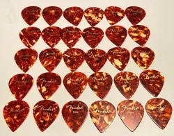 PICKS-1990’S FENDER-MEDIUM-352 1/2