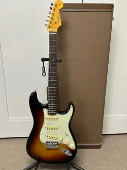 FENDER AMERICAN VINTAGE II '61 STRATOCASTER - 3-COLOR SUNBURST