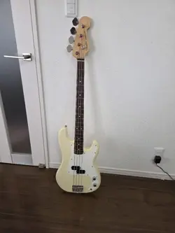 PRECISION BASS IVORY