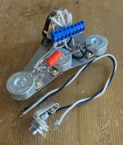 SOLDERLESS FENDER STRATOCASTER WIRING HARNESS TREBLE BLEED 250K CTS ORANGE DROP