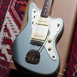 FENDER 2000 AMERICAN VINTAGE 62 JAZZMASTER ICE BLUE METALLIC ELECTRIC GUITAR
