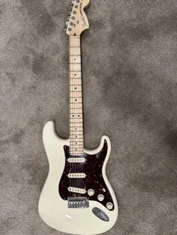 PERFORMER STRATOCASTER IN