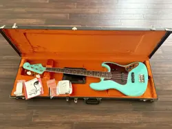 FENDER AMERICAN VINTAGE II 1966 JAZZ BASS - SEA FOAM GREEN