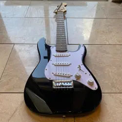 SQUIER BY FENDER ELECTRIC GUITAR MINI STRAT LAUREL FINGERBOARD BLACK STRATOCASTE