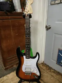 SUNBURST STRAT SQUIER