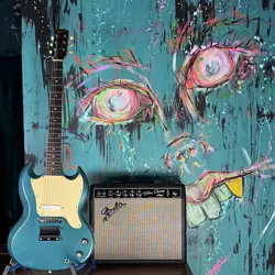 AMPLIFIER W/ VIBRATO!