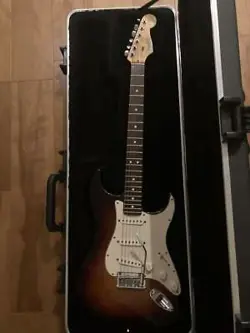 FENDER AMERICAN STANDARD / ELECTRIC GUITAR W/ ORIGINAL HC MADE IN 2010 USA