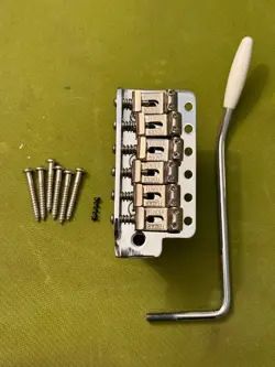 FENDER VINTERA II 60'S STRAT TREMOLO BRIDGE + WHAMMY BAR