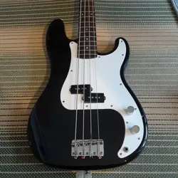 SQUIER P BASS AFFINITY ELECTRIC BASS WITH FENDER SOFT CASE USED