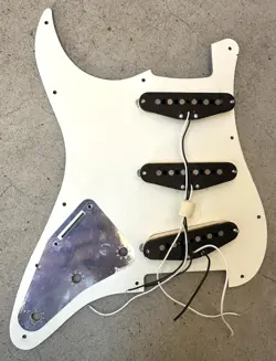 PICKGUARD STRAT PICKUPS