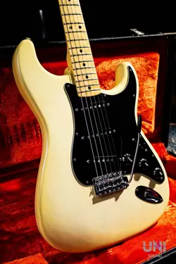 STRATOCASTER 1977 USED