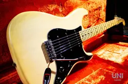 FENDER STRATOCASTER 1977