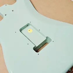 REISSUE VINTERA GUITAR