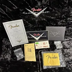 FENDER(FENDER)  CUSTOM DELUXE STRATOCASTER MN LOCK KEYS   USED   USED  ELECTRI