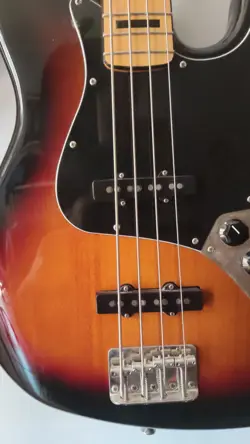 ELECTRIC BASS GUITAR - FENDER SQUIER CLASSIC VIBE '70S