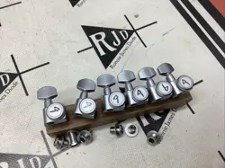 RIGHT STAGGERED SATIN