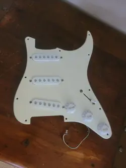 FENDER LOADED PICKGUARD SQUIRE BULLET STRATOCASTER
