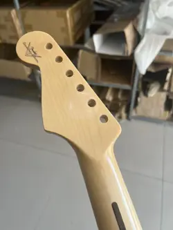 GLOSS MAPLE GUITAR