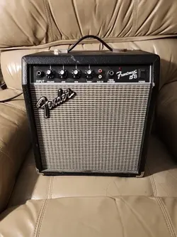 VINTAGE FENDER FRONTMAN 15 B GUITAR AMP