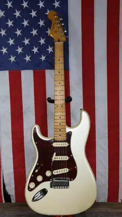 STRATOCASTER LEFT-HANDED WITH