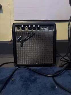 SQUIER STRATOCASTER ELECTRIC GUITAR PACK WITH FENDER FRONTMAN 10G AMP BLCK