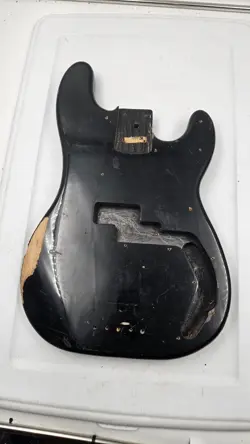 BASS GUITAR REPLACEMENT CASE. SIMILAR TO FENDER - BLACK. SEE THE PHOTO AS IS.