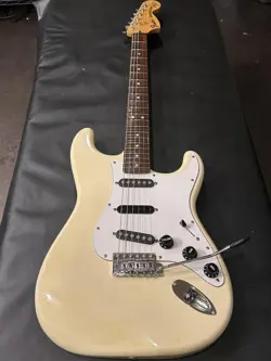 ST72-145RB STRATOCASTER WHITE