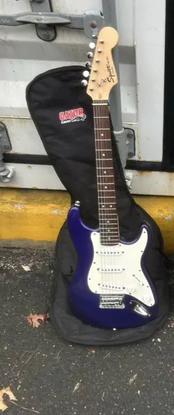 SQUIER MINI BY FENDER WITH GATOR CASE 