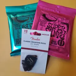 ERNIE BALL GUITAR STRINGS W/ FENDER MED PICKS