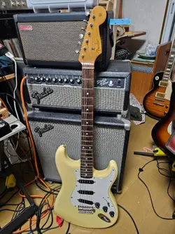 ELECTRIC GUITAR FENDER STRATOCASTER RITCHIE BLACKMORE MODEL VINTAGE WHITE 1980S