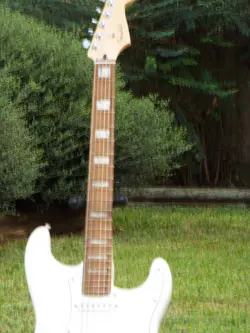 2022 FENDER PLAYER STRATOCASTER POLAR WHITE